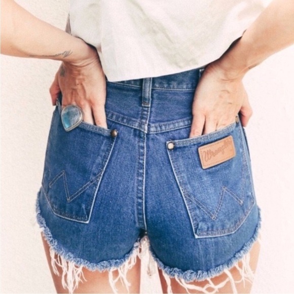 Wrangler High Waisted Raw Hem Distressed
Denim Jean Shorts- Size 10 - Picture 1 of 11